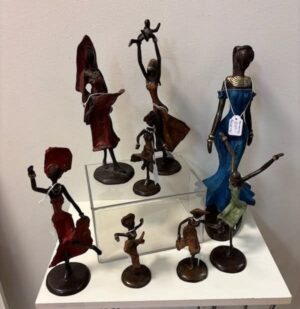 Dansande damer i återvunnen metall